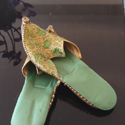 Turkish Pasoumia slippers like new, handmade gold brocade fabric
