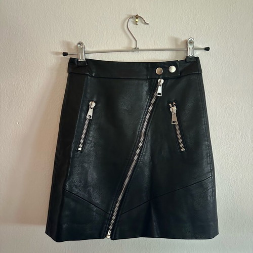 Black leather skirt Stradivarius like new with asymmetrical zipper