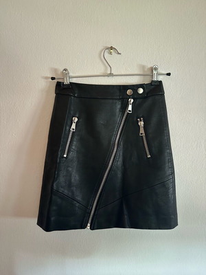 Black leather skirt Stradivarius like new with asymmetrical zipper