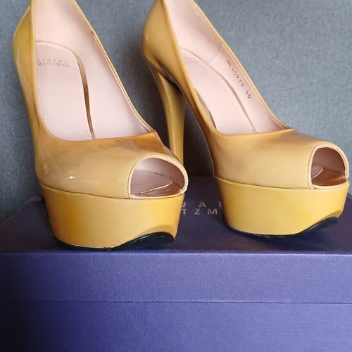 Stuart Weitzman yellow pumps size 40 like new