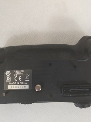 Nikon MB-D12 multi-power battery pack grip