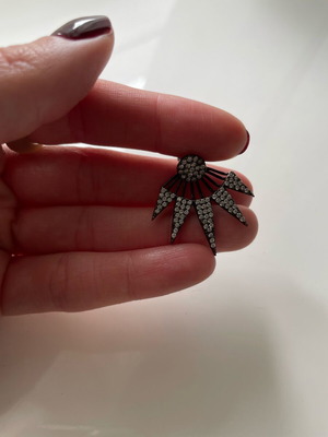 Single earring with zircon like new, stylish for all uses