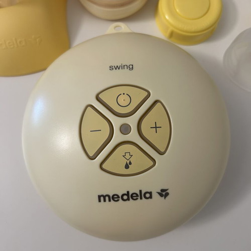 Medela Swing breast pump lightly used, electric and battery