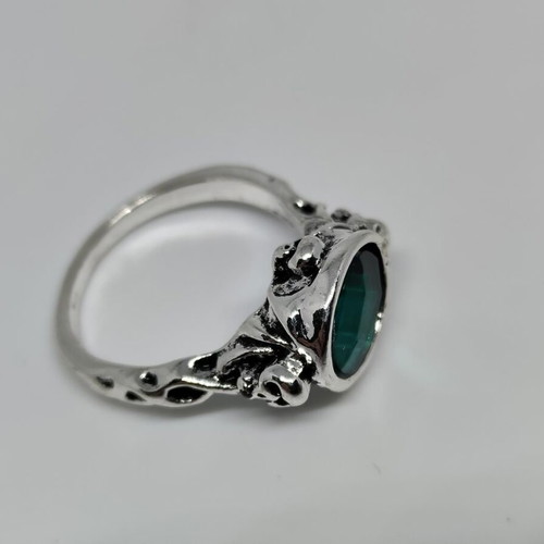 Jack Sparrow ring like new with green stone and skull details