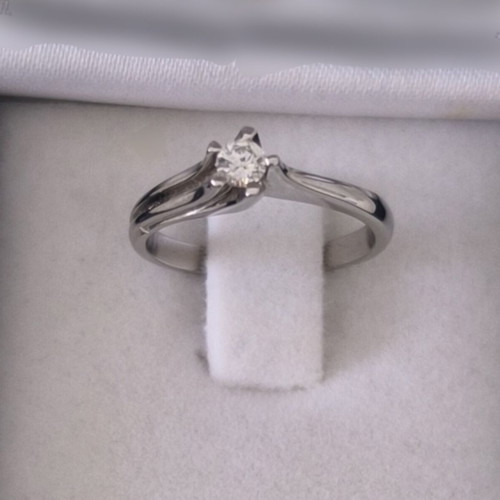 18K white gold diamond solitaire ring, flame design