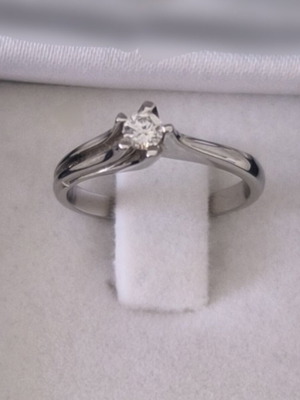 18K white gold diamond solitaire ring, flame design