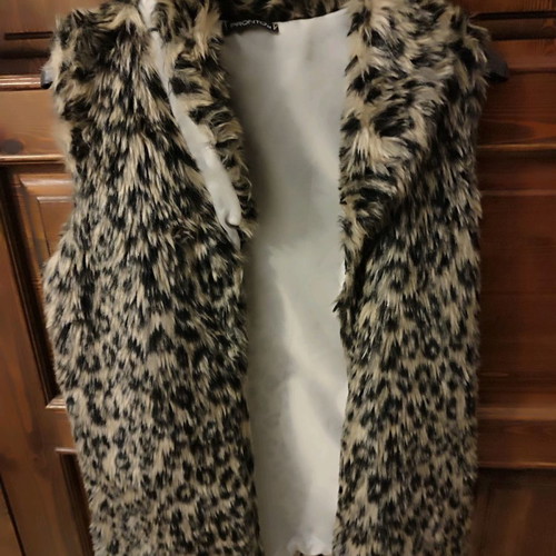 Leopard synthetic fur vest used, slim fit
