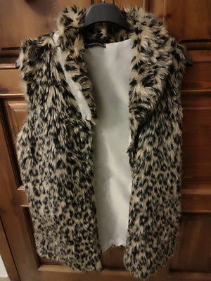 Leopard synthetic fur vest used, slim fit