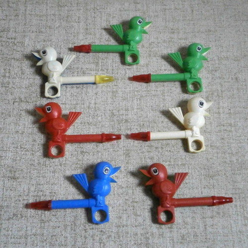 Singing bird whistles new, pack of 7 plastic vintage birds
