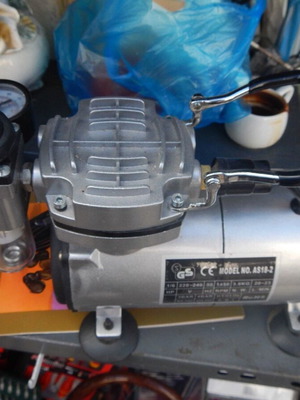 Κομπρεσέρ για αερογράφο σαν καινούργιο για μοντελιστές και μίκρο εργαλεία