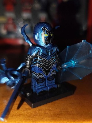 Blue Beetle φιγούρα σαν καινούργιο με βάση, σπαθί, ασπίδα, πανοπλία
