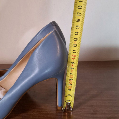 Carrano pumps like new, size 37, turquoise
