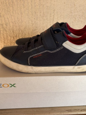 Geox sneakers νούμερο 34 σαν καινούργια, μπλε παπούτσια αγοριών