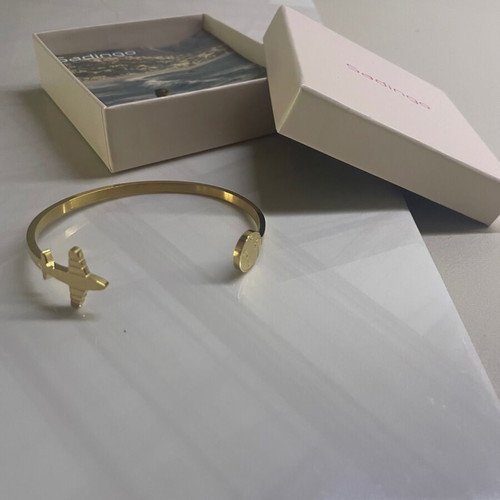 Gold-tone bracelet with travel design