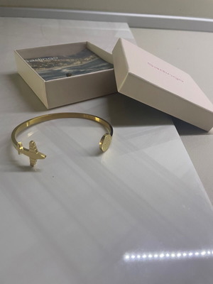 Gold-tone bracelet with travel design