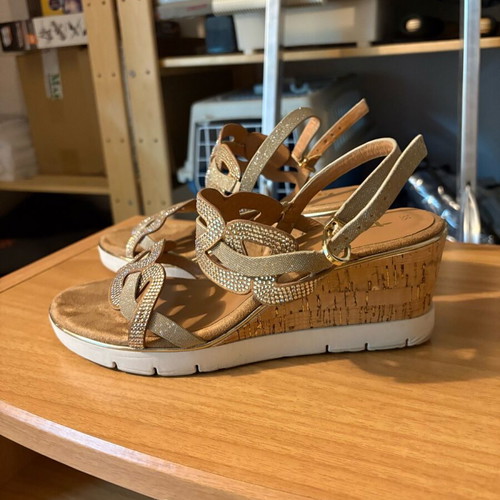 Tamaris sandals size 38 beige like new