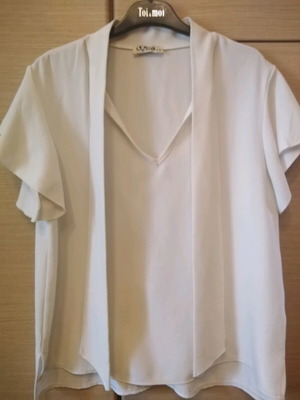 White blouse used short sleeve with ruffle and scarf