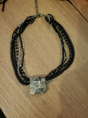 Necklace like new, black and gray