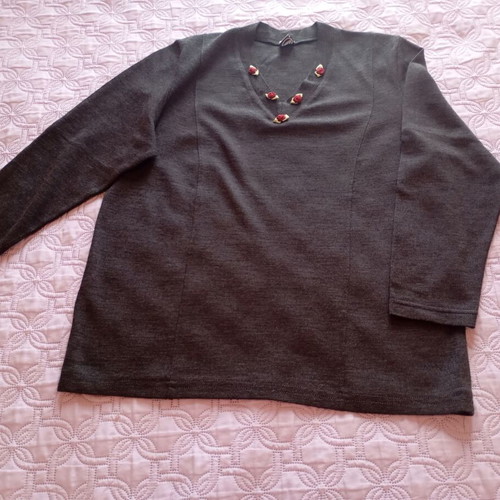 Gray long-sleeve blouse like new with 3D roses, size XL