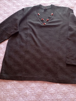 Gray long-sleeve blouse like new with 3D roses, size XL