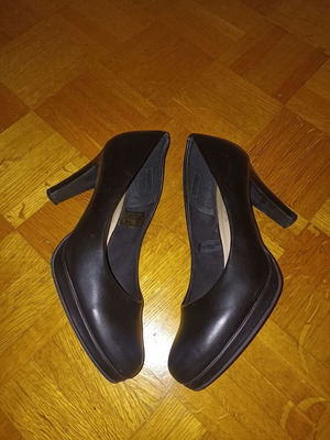 Black shiny pumps size 40 like new