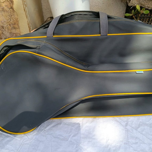 Tennis racket bag used with accessory compartment