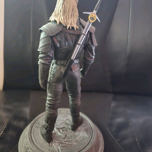 Dark Horse Geralt of Rivia Witcher Netflix Season 1 statue like new