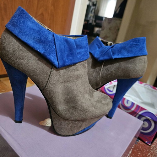 High suede ankle boots like new with platform beige and blue