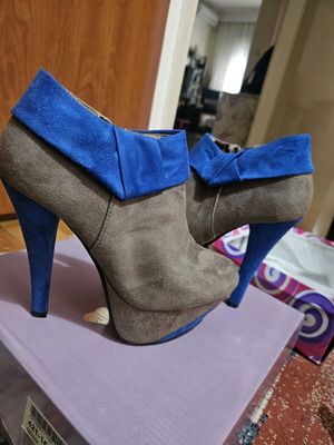 High suede ankle boots like new with platform beige and blue