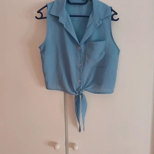 Sleeveless crop shirt with tie waist and chest pocket like new, blue, size M