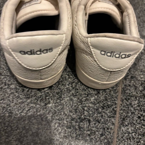 Παπουτσάκια Adidas αθλητικά μεταχειρισμένα με δαντέλα νούμερο 37,5 μπεζ