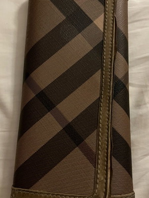 Burberry Vintage wallet used with internal compartments and zipper grey