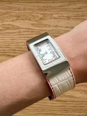 Ρολόι Dolce & Gabbana γυναικείο σαν καινούργιο με δερμάτινο λουράκι άσπρο και κόκκινο