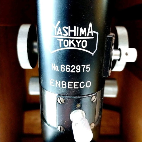 Μικροσκόπιο Yashima Tokyo του '60 σε ξύλινη θήκη με κλειδί
