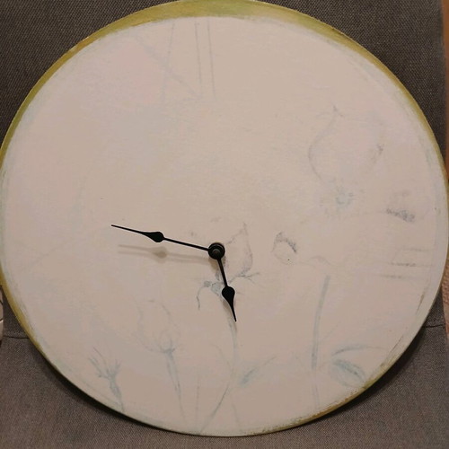 Wall clock like new with floral design analog