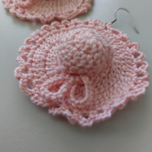 Handmade crochet earrings in pink, like new, hat shape