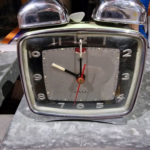 Table clock used for collection, analog, needs repair