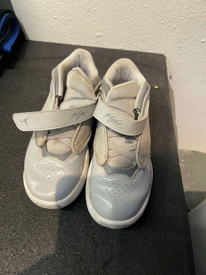 Jordan Max Aura 4 sneakers used, size 32, grey