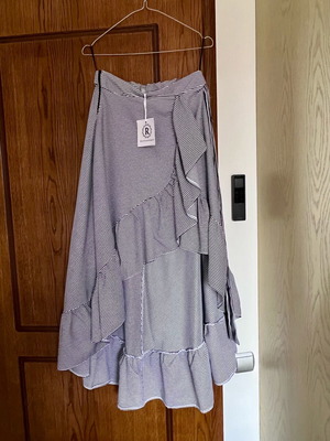 Asymmetric skirt new, size M, black and white