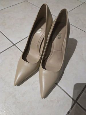 Zara leather pumps like new, beige