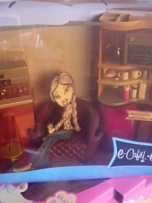 Bratz Cafe toy with damaged box in excellent condition