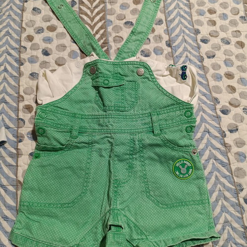 Baby clothing set like new with gifts for 1-month-old