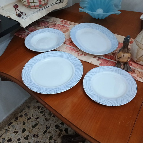 Dinnerware set like new, 33 pieces