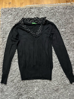 Benetton knitted sweater used with V-neck and ruffled collar