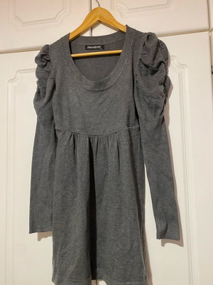 Gray dress with details on the sleeves like new