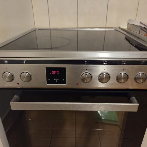 United UFV-68289TP ceramic stove like new, inox color