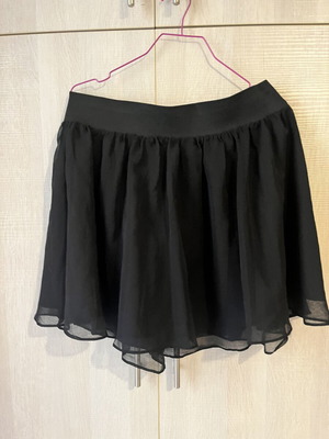 Mini black pleated skirt H&M like new, size medium
