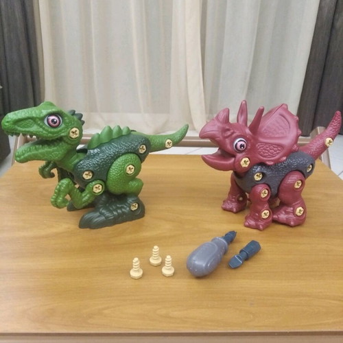 Dinosaur toys like new, safe plastic, assembly kit