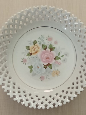 Porcelain plate with floral decoration and lattice edge like new