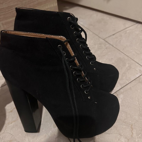 Black pumps used size 39 in good condition